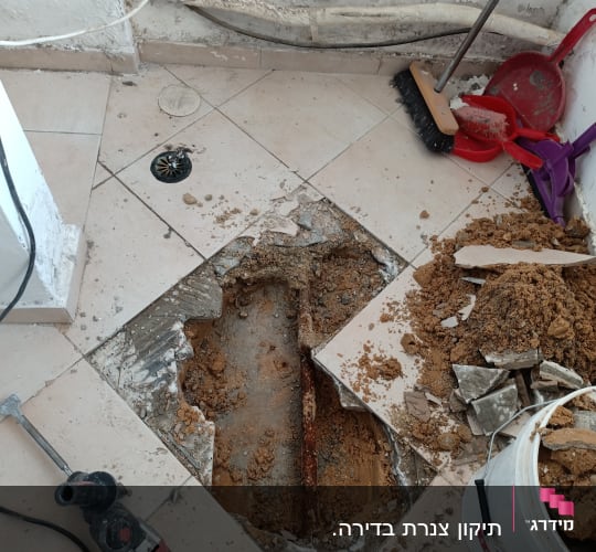רצפה פתוחה עם כלי עבודה וחול